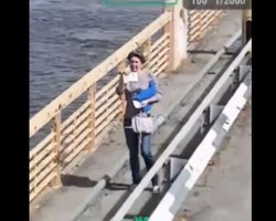 Показала дрону украинский паспорт: ВСУ рассказали, как эвакуировали женщину из оккупированных Алешек (видео)