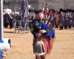 Король Карл III дал королевскому волынщику работу будильника