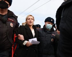 В России полиция задержала девять человек у здания колонии, где сидит Алексей Навальный