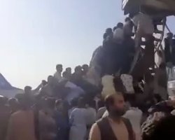 Мест на всех нет. В аэропорту Кабула сотни людей "штурмуют" самолеты (видео)
