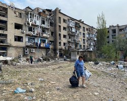 "Підступна акція": голова ООН в Україні приїхала на місце обстрілів РФ у Покровську (фото)