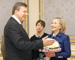 Янукович пригласил в Украину Обаму