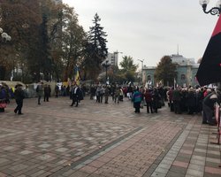 Под Верховной Радой собирается митинг
