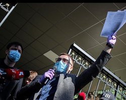 Стерненко сообщили о подозрении в убийстве и ношении холодного оружия