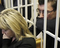 Операция Луценко прошла успешно, - жена