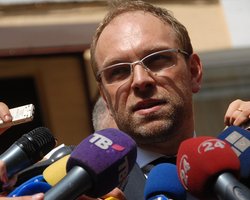 Власенко: Тимошенко не приедет на завтрашний допрос свидетеля по делу Щербаня