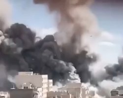 Тегеран потрапив під нові удари США та Ізраїлю: мішанина стовпів вогню та диму (відео)