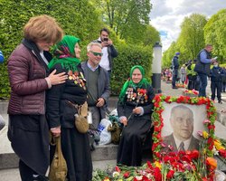 В Киеве полицейские пытались задержать бабушек-ветеранок за портрет Жукова, - СМИ (видео)