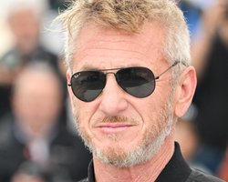 Шон Пенн впервые за долгое время появился на красной дорожке Каннского кинофестиваля-2023 (фото)