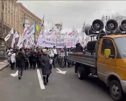 ФОПы идут по Крещатику к Офису президента под песню Квартала-95 "Нас бьют, а мы летаем" (видео)