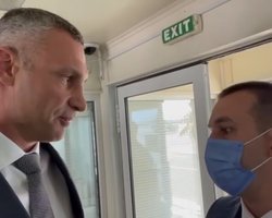 "Странная история". У Зеленского отреагировали на ситуацию с Кличко в аэропорту (фото)