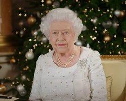 Поющая рыба и шапочка для душа: раскрыто, какие подарки на Рождество нравились королеве Елизавете