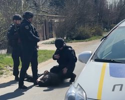 Стріляв з пістолета та підірвав гранату посеред вулиці: в Одесі затримали військового (відео)
