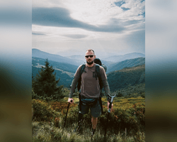 Ми потрапили в саме пекло, – ветеран, що втратив ногу під Бахмутом, на протезі піднявся в гори