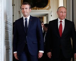 Макрон попросил Путина не вводить в Беларусь армию