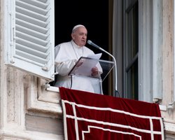 "Варварская атака": Папа Римский осудил удар РФ по торговому центру в Кременчуге