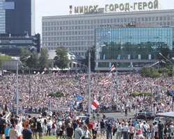 "Уходи". В Минске тысячи людей массово выходят на Марш за свободу