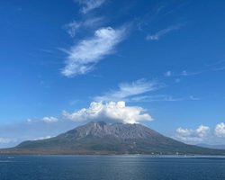 Із блискавками та стовпом попелу: в Японії вивергнувся найактивніший вулкан (відео)