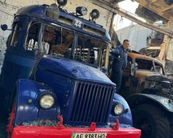 Рідкісні експонати автомузею в Дніпрі постраждали від російського обстрілу (фото, відео)