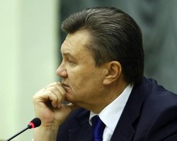 В Тернополе облили краской баннеры с Януковичем