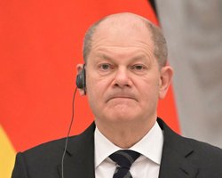 Домовилися "підтримувати зв'язок": Путін поговорив через телефон із Шольцем про удари по Україні