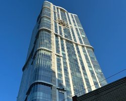 Стая БпЛА атаковала аэродром "Энгельс" в РФ: один из дронов влетел в многоэтажку (видео)