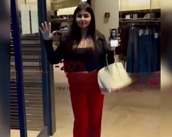 Лишилася одна в порожньому магазині: дівчину закрили в ТЦ під час тривоги у Києві (відео)