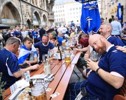 Выпили все пиво и веселятся: как болельщики Шотландии готовятся к игре с Германией (фото)