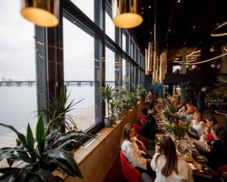 Автомобили, украшения, деликатесы, туризм: готовы ли украинцы к ограничениям во время войны