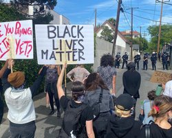 Знаменитости на митинге: Ариана Гранде и Пэрис Джексон присоединились к акциям протеста в США