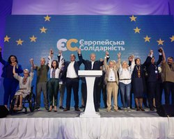 Все на борьбу с пятой колонной! Как в штабе партии Петра Порошенко прошел день выборов