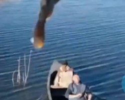 Суворі херсонські рибалки рибиною поцілили в російський дрон, — соцмережі (відео)