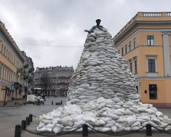 "Закончится война — будет посветлее". Как живет Одесса в военное время