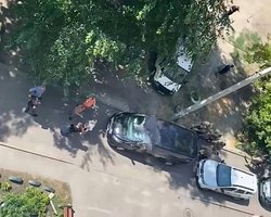 Вывели и погрузили в бус: в сети появились возможные кадры с задержанием убийцы Фарион (видео)