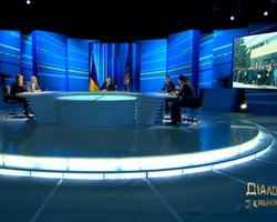 В Одессе у журналистов, желающих пройти к месту проведения телемоста с Януковичем, требовали медицинские справки