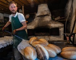 Хліб, ковбаса, солодощі. Що та як подорожчає через зростання ціни електроенергії для бізнесу