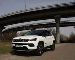 Тест-драйв нового Jeep Compass: знакомый кроссовер в необычном формате