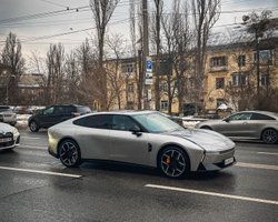 Запас ходу 820 км і двері як у Lamborghini: у Києві помітили футуристичний електрокар (фото)