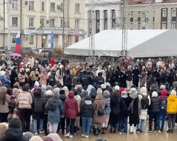 Прекратите геноцид: в Якутске женщины вышли на митинг против мобилизации (видео)