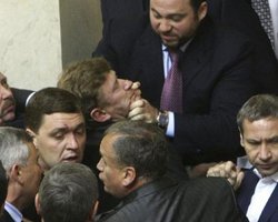 Министр финансов повредил лицо бютовца Налоговым кодексом 