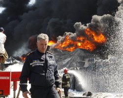 ГСЧС: Угрозы взрыва на горящей нефтебазе нет