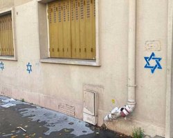 Супруги-нелегалы в Париже "по приказу" россиянина "украшали" школу звездами Давида (видео)