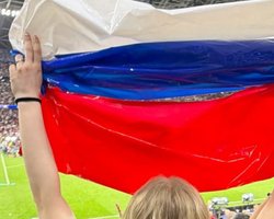 На матчі ПСЖ-Арсенал з'явився російський прапор: його зробили з пакетів