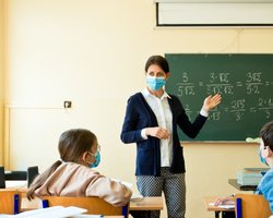 2,8 тыс. учителей отстранили от работы из-за того, что у них нет прививок от коронавируса
