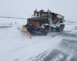 Из-за сильного снегопада в шести областях Украины ограничено движение транспорта