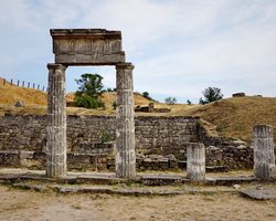 В оккупированной Керчи рухнули колонны на раскопках античного Пантикапея