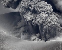 На Алеутских островах проснулся вулкан