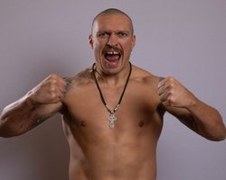 Усику запретили целовать крест во время боя с Фьюри: в чем причина (видео)