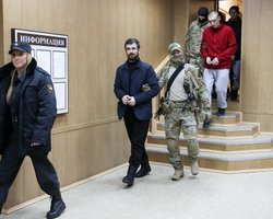 Половине украинских моряков российский суд продлил арест до 24 апреля