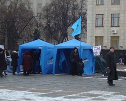 Поддержка Партии регионов падает, рейтинг БЮТ и КПУ - стабилен